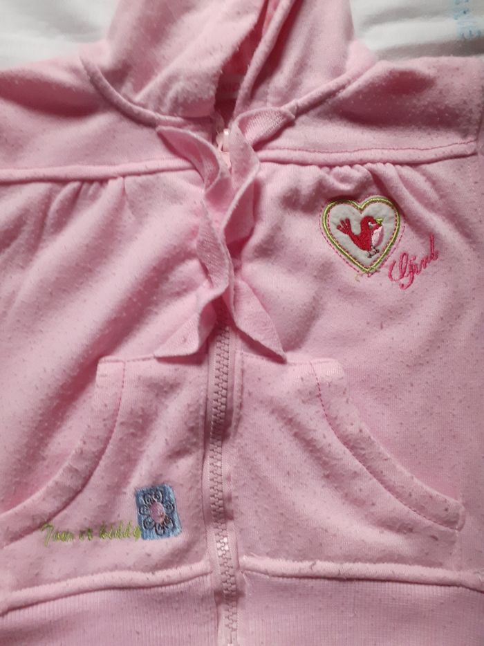 Veste rose à capuche avec poches ventrale arrondies - photo numéro 2