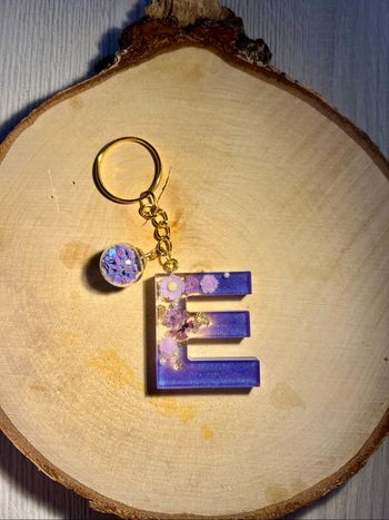Porte-clés lettre E en résine