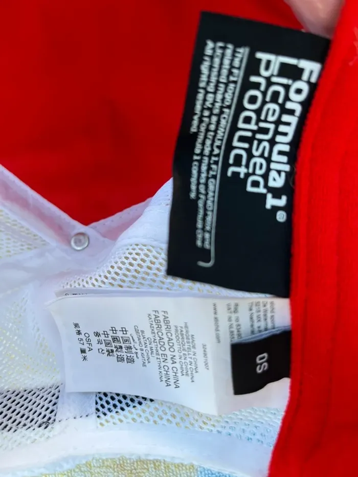 Casquette rouge et blanche formula one - photo numéro 4