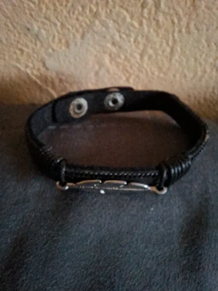 Bracelet en cuir noir avec motif plume argentée - photo numéro 2