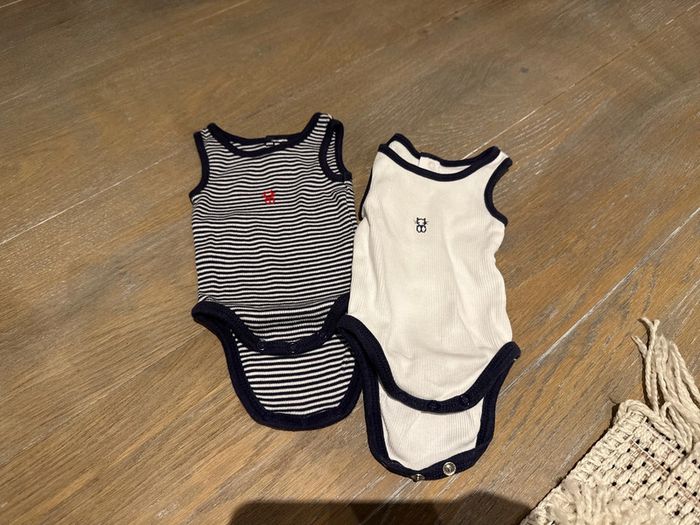 Lot de deux bodies obaibi 1 mois sans manches