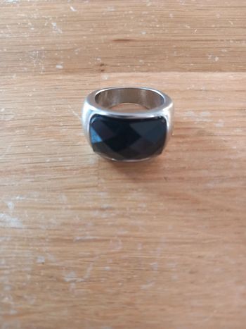 Bague en acier et pierre de synthèse noire à facettes