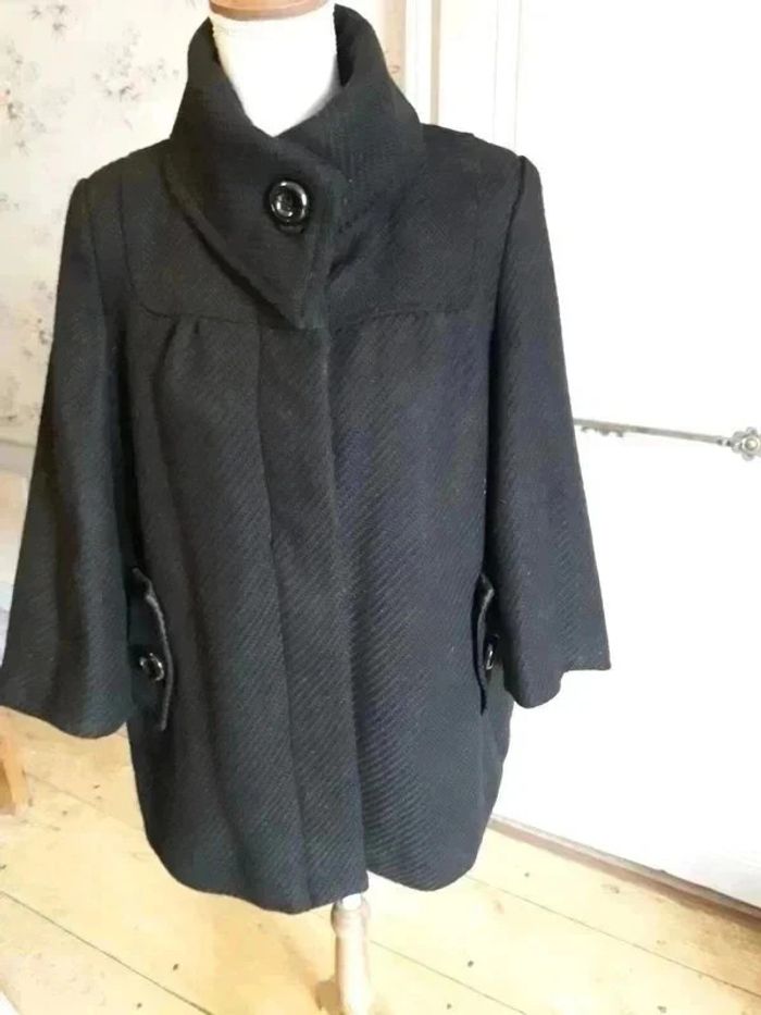 manteau 3/4 Taille 40 . Manches 3/4 . De couleur noire