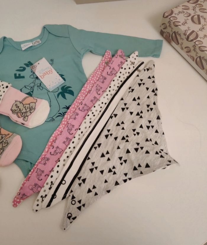 Lot bodies+chaussettes+bavoirs - photo numéro 3