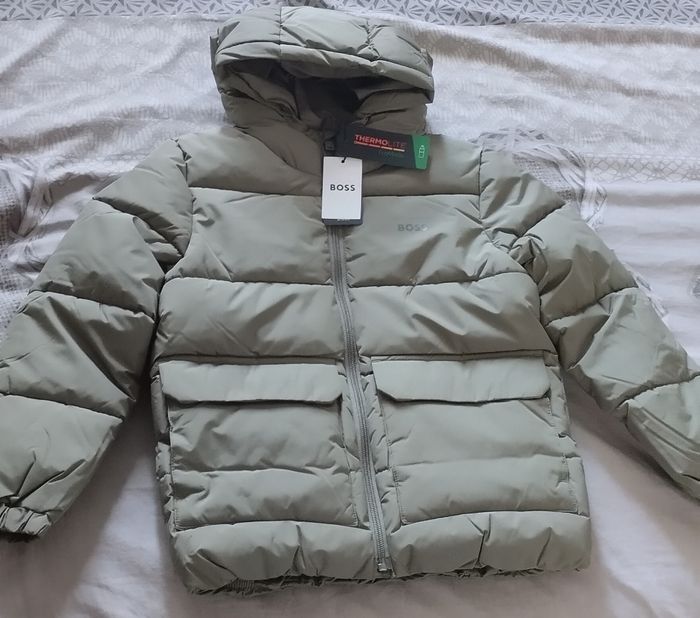 Blouson Hugo Boss Neuf taille 8 ans ( possible en 5 et 6 ans)