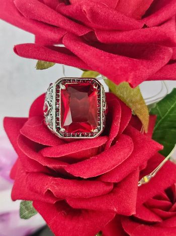 Bague 4 griffes style chevalière avec sa pierre topaz rouge en acier inoxydable