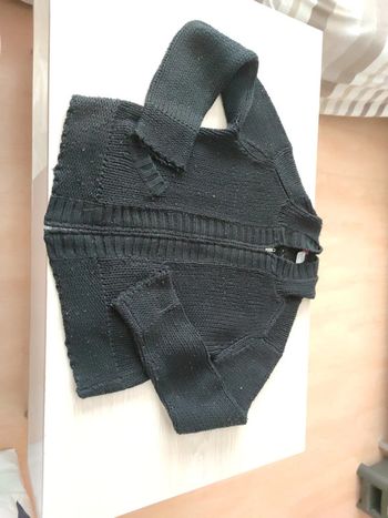 Gilet noir capuche grosse maille