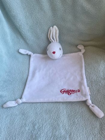 Doudou plat lapin blanc et rouge Guigoz 2