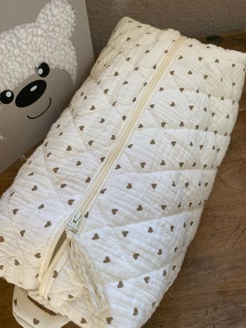 Grande trousse de toilette matelassée en gaze de coton crème et petits cœurs marrons 