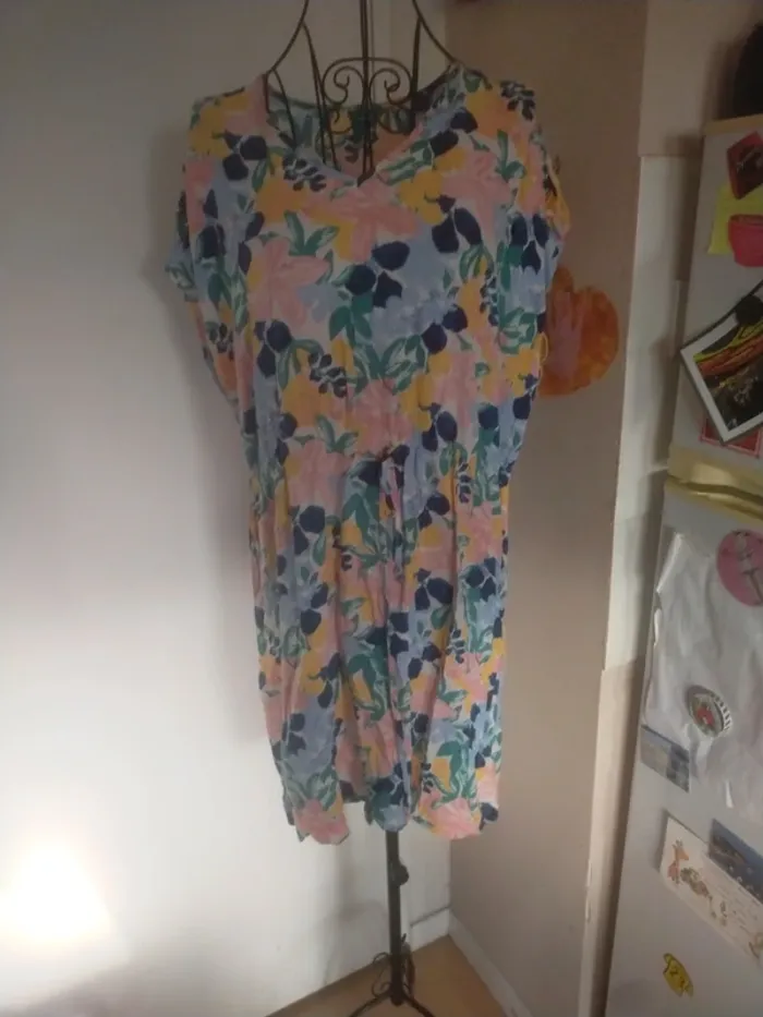 Jolie robe fleurie très sympa pour l'été - photo numéro 3