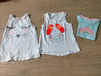 2 débardeurs et un tee shirts manches courtes