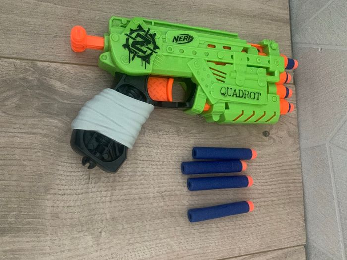 Pistolet nerf quadrot et des flèches - photo numéro 3