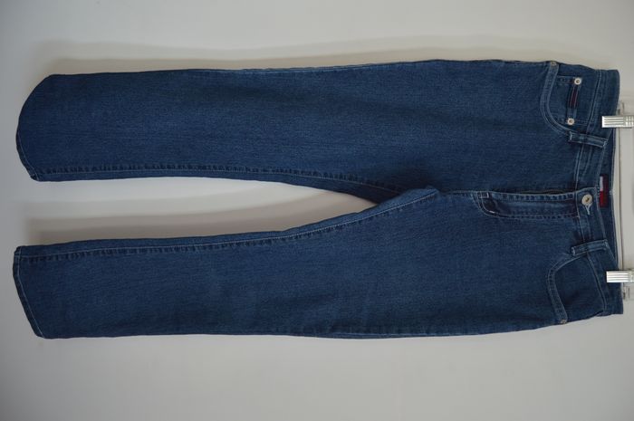 Jean bleu Tommy Hilfiger taille 32 US – coupe droite – poches arrière brodées