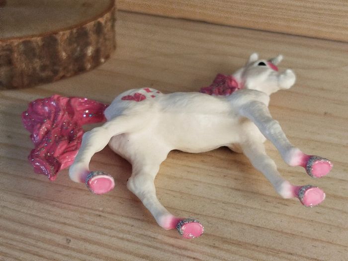 Figurine jeune licorne blanche et rose Animal imaginaire - photo numéro 4