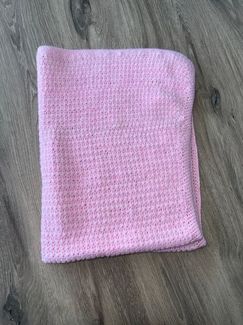Couverture en tricot rose 