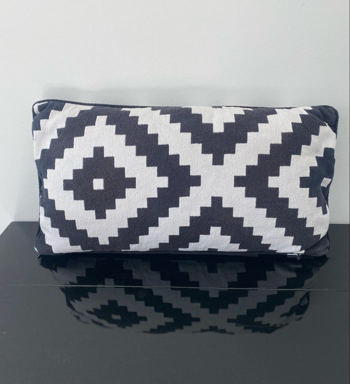 Coussins rectangulaires  Ikéa noirs et blancs - photo numéro 2