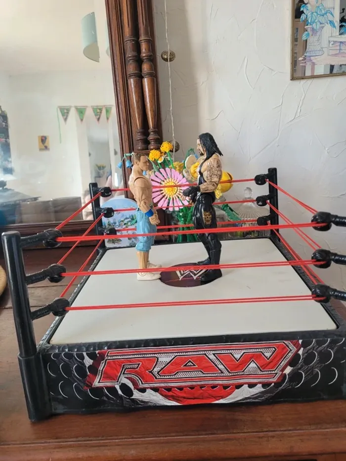 Vends ring de catch wwe mattel 2010 + john cena , thé undertaker et chaise - photo numéro 2