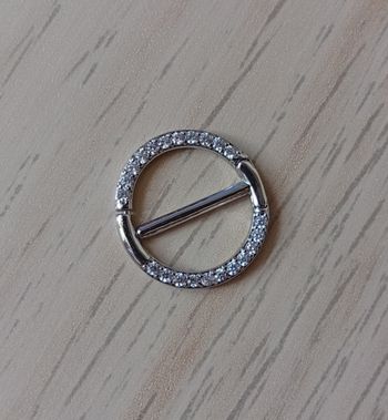 Piercing anneau téton strass