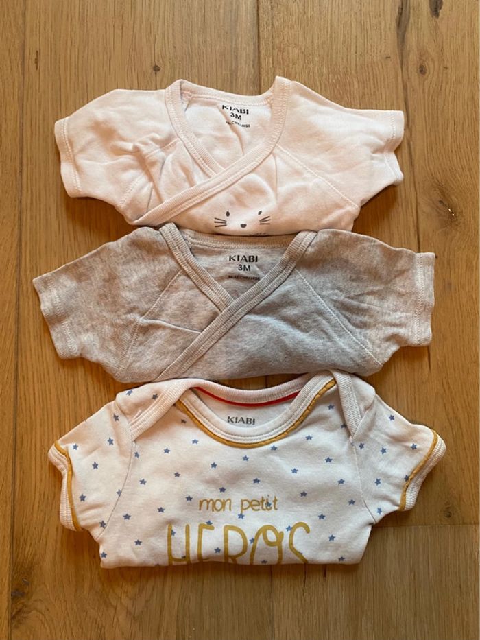 Lot 3 bodies manches courtes kiabi 3 mois - photo numéro 2