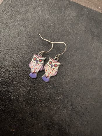 Boucles d’oreilles hiboux violet yeux cœurs rouges