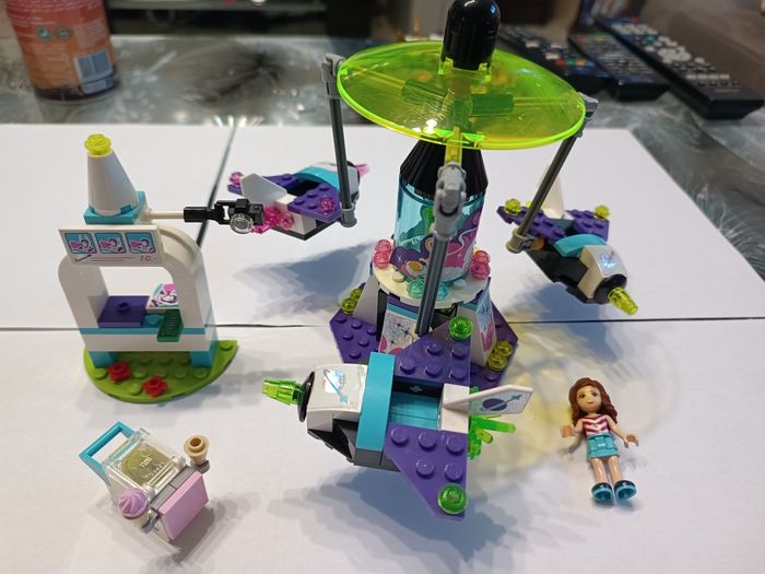 Lego Friends 41128 Le manège volant du parc d'attraction