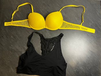 Brassière noire dentelle & soutien-gorge jaune – Taille M / 90B