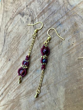 Boucles d’oreilles pendantes dépareillées macramé pierre Œil de Taureau, Grenat