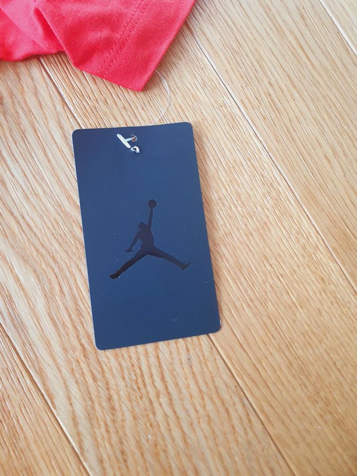 T-Shirt Nike Jordan PSG Rouge pour fille (croped) taille 8-10 ans neuf sous blister - photo numéro 2