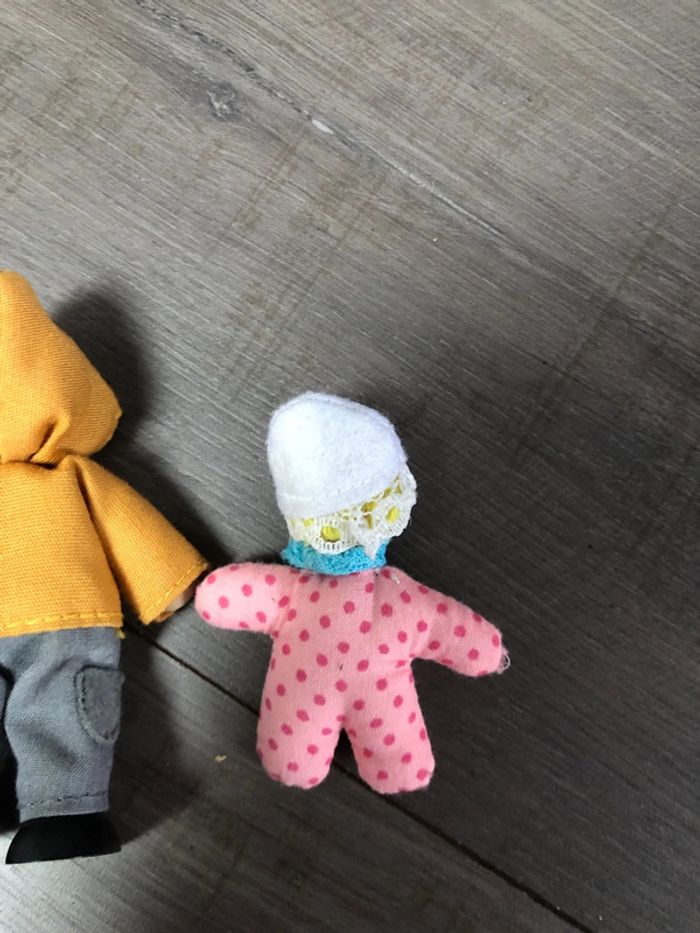 Petite famille de personnages articulés en bois - photo numéro 8