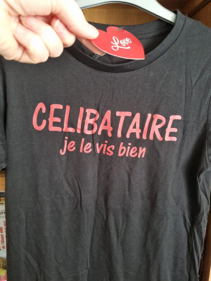 T Shirt. " Je suis célibataire et je le vis bien " - photo numéro 3