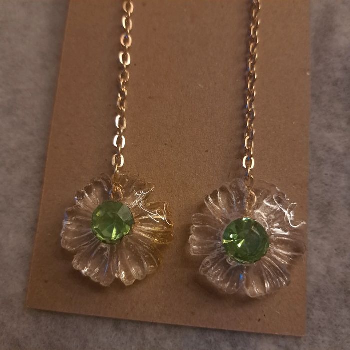 Boucles d'oreilles pendante en résine avec strass vert - photo numéro 5