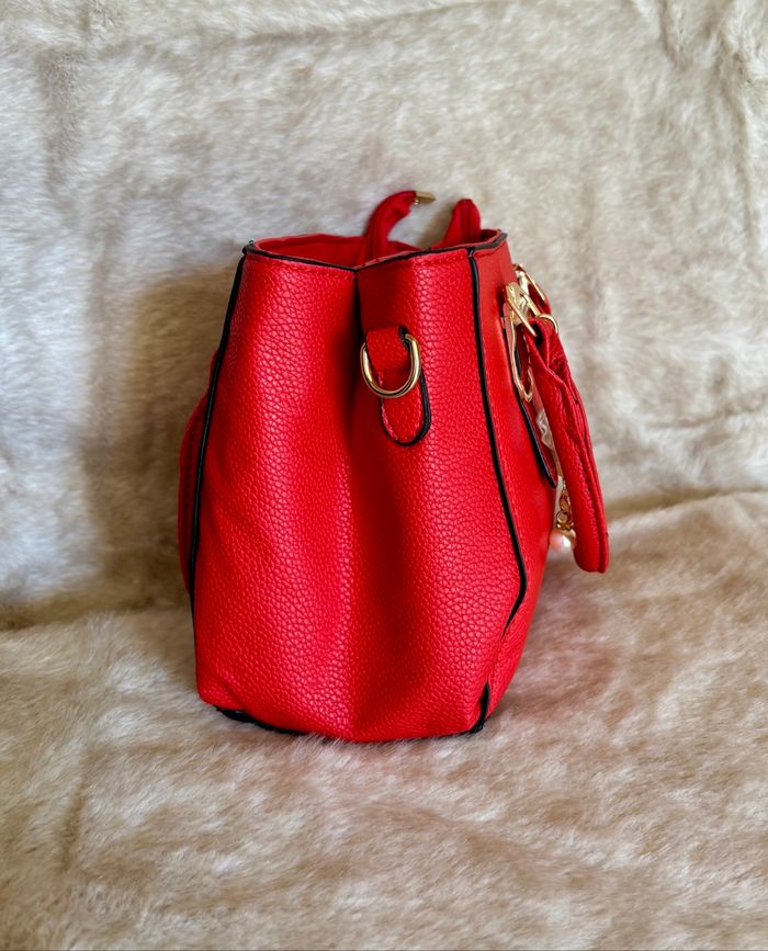 Une petite pépite rouge tendance chic pour ce sac à main élégant - photo numéro 6