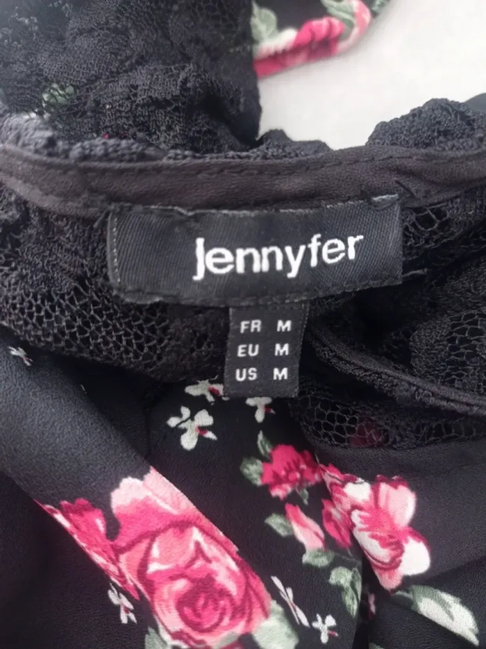 Magnifique blouse crop top noire avec fleurs rouges et vertes et dentelle noire T.M Jennyfer - photo numéro 4