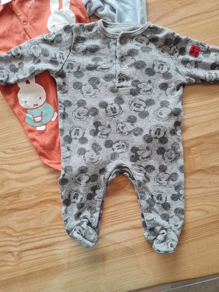 3 pyjamas - photo numéro 2