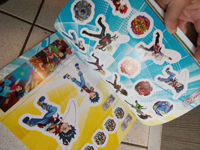 Livre d'activité, gommettes beyblade burst, livre collector - photo numéro 6