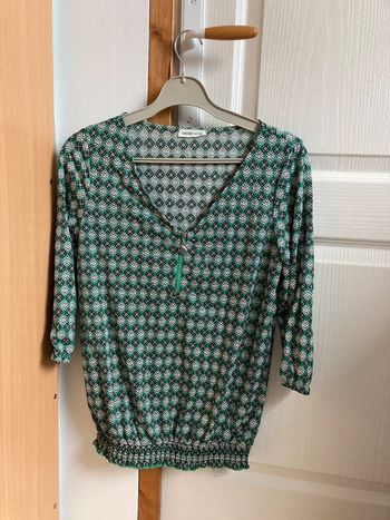 Blouse manches 3/4 vert à motifs noirs et blancs