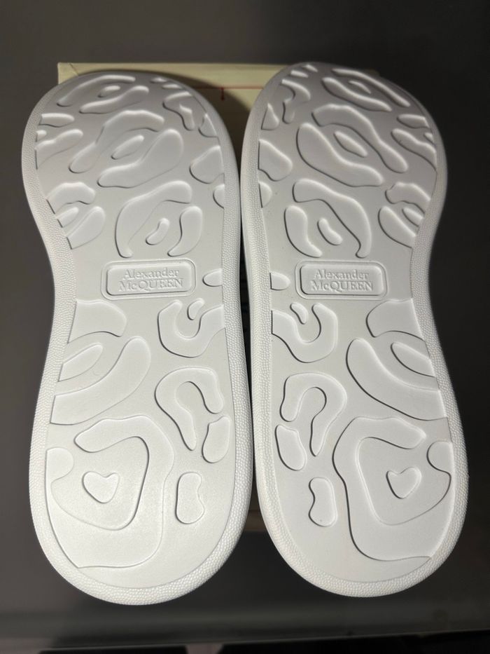 Sneakers Alexander McQueen blanches – taille 45, boîte abîmée - photo numéro 9