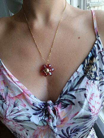 Joli collier fleur en perles et chaîne en chier inoxydable