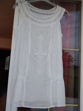 Haut blanc raffiné
