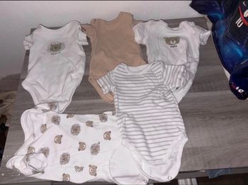 Lots de 5 bodies bébé garçon 1 mois Auchan