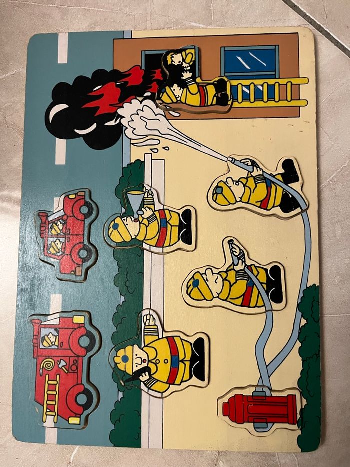 Puzzle en bois pompiers – thème secours – pièces à encastrer