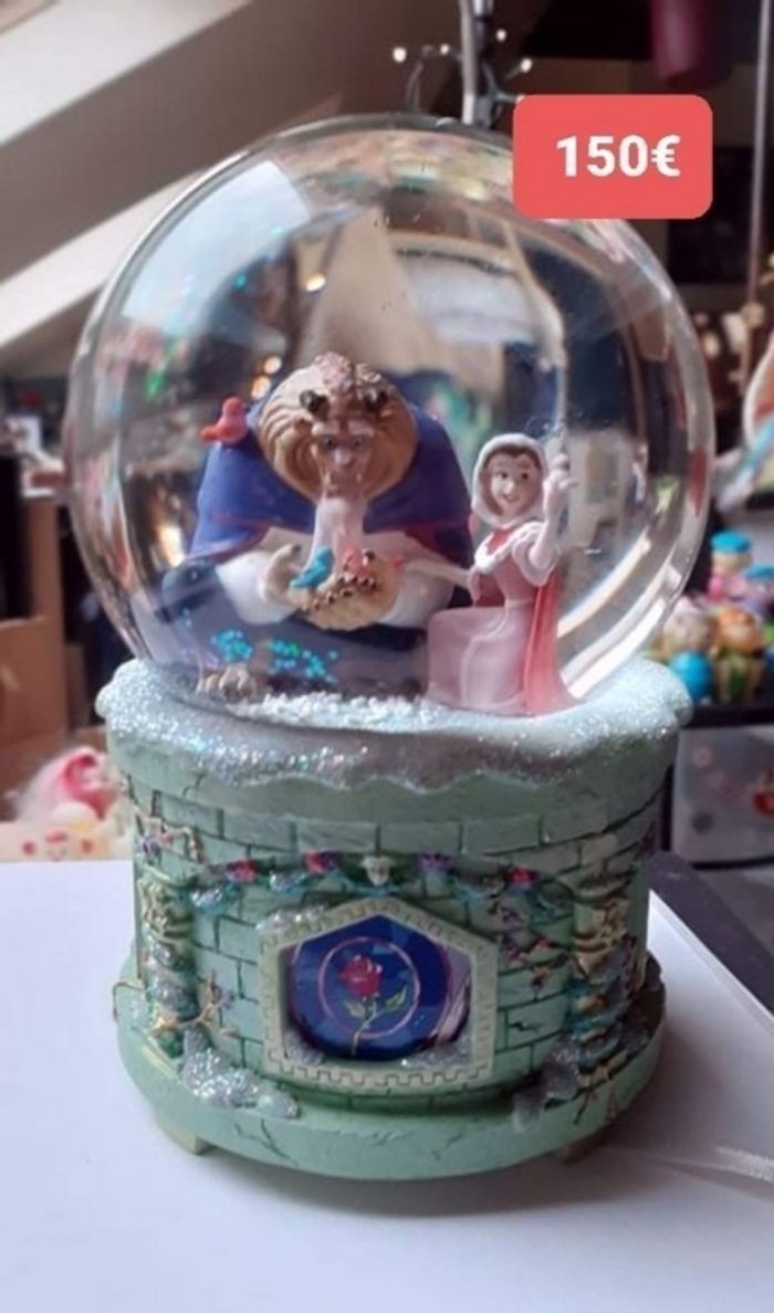 Snowglobe disney disneyland la belle et la bête