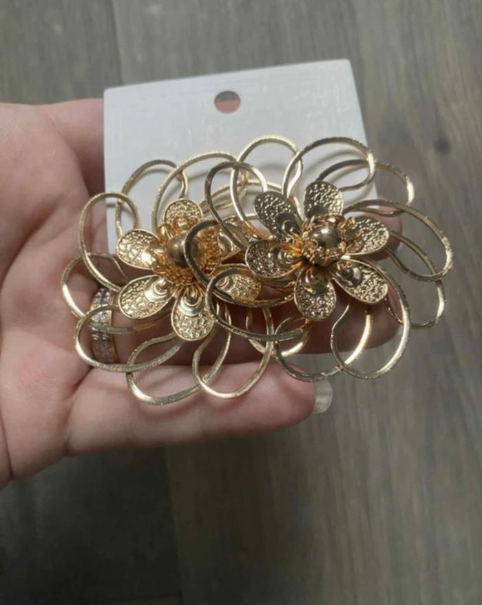 Boucles d’oreilles NEUVES avec étiquette femme forme fleurs couleur doré