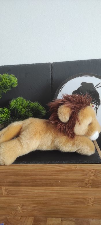doudou peluche lion couché petjes world beige marron crinière blanc noir