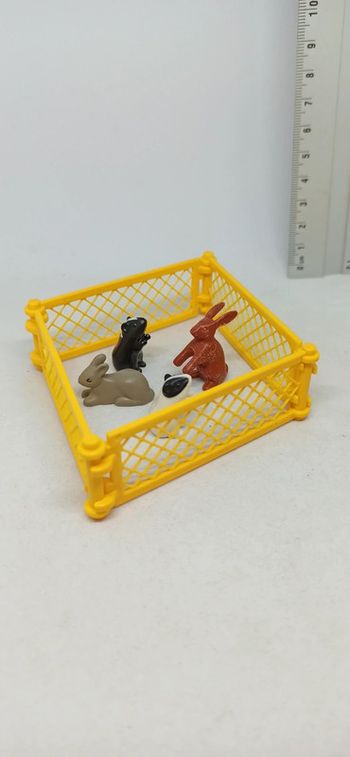 Enclos avec barrières jaune et cochons d'inde et lapins playmobil