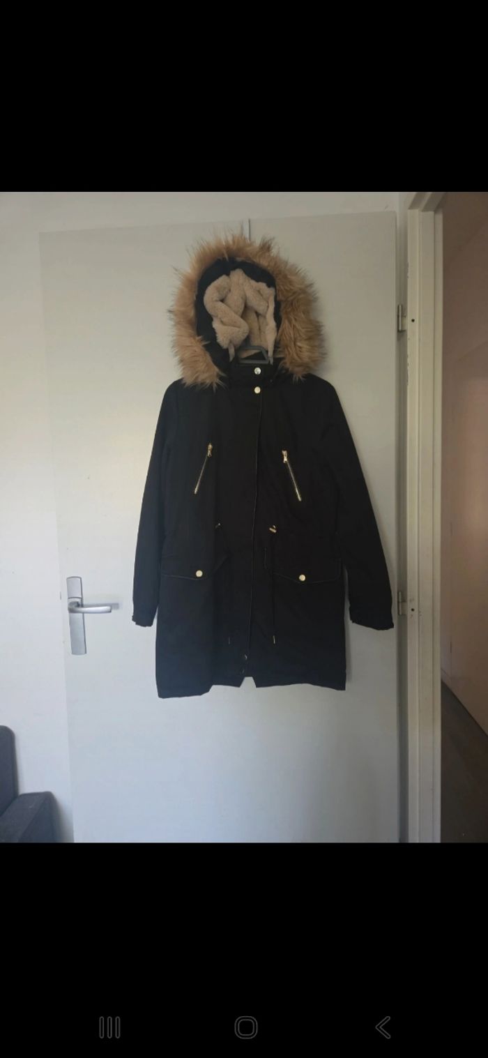 Manteau noir avec intérieur fausse fourrure