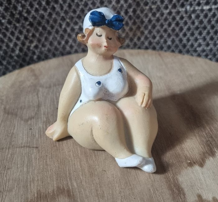 Figurine femme en maillot de bain