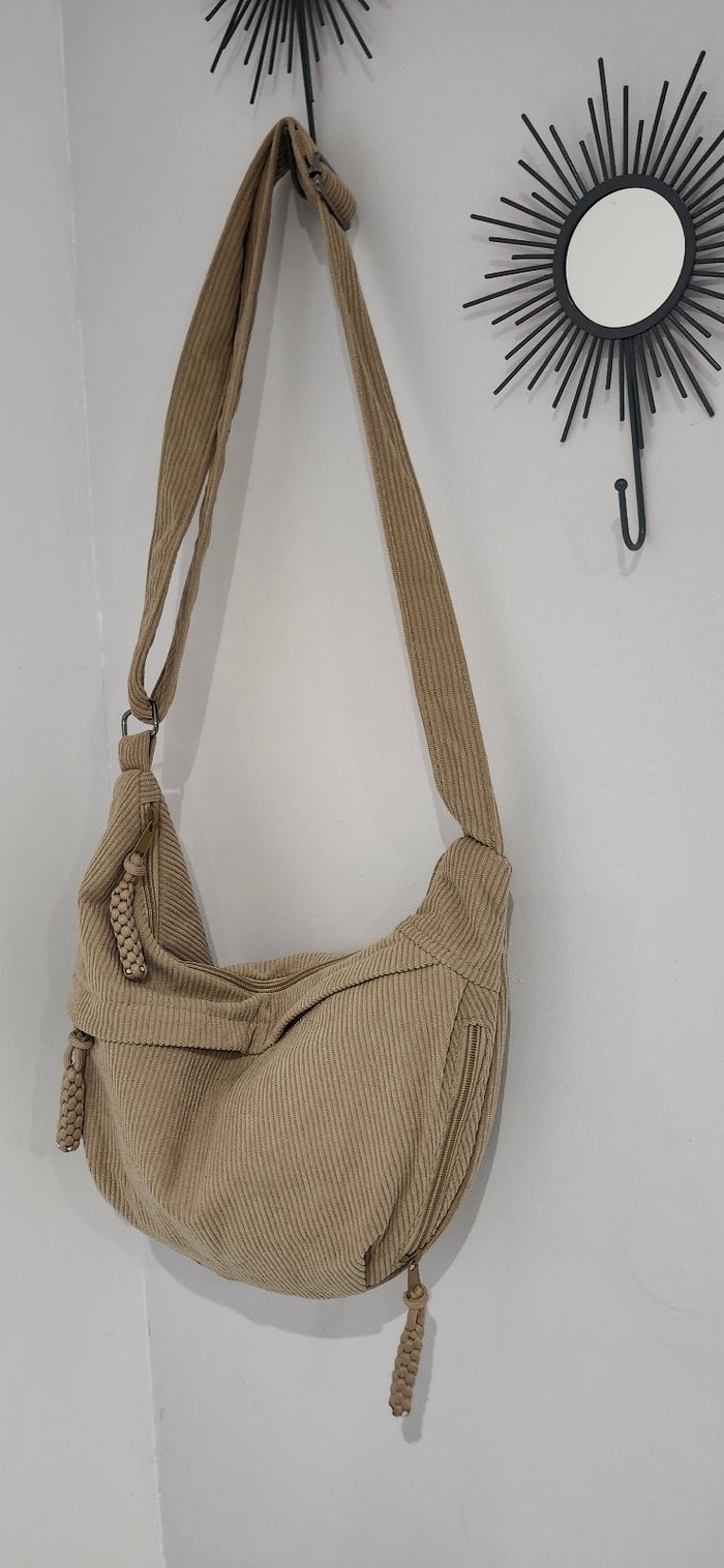 Sac besace porté bandoulière