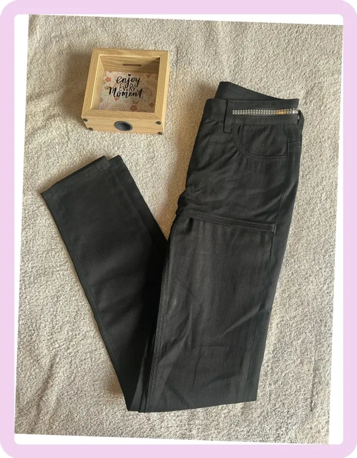 Jean Givenchy taille 25 – effet jupe originale + tirette – pièce stylée & rare