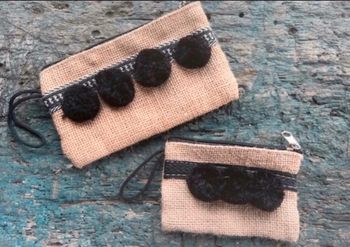 Lot 2 pochettes avec pompons noir neuves jamais servies  fermeture éclaire